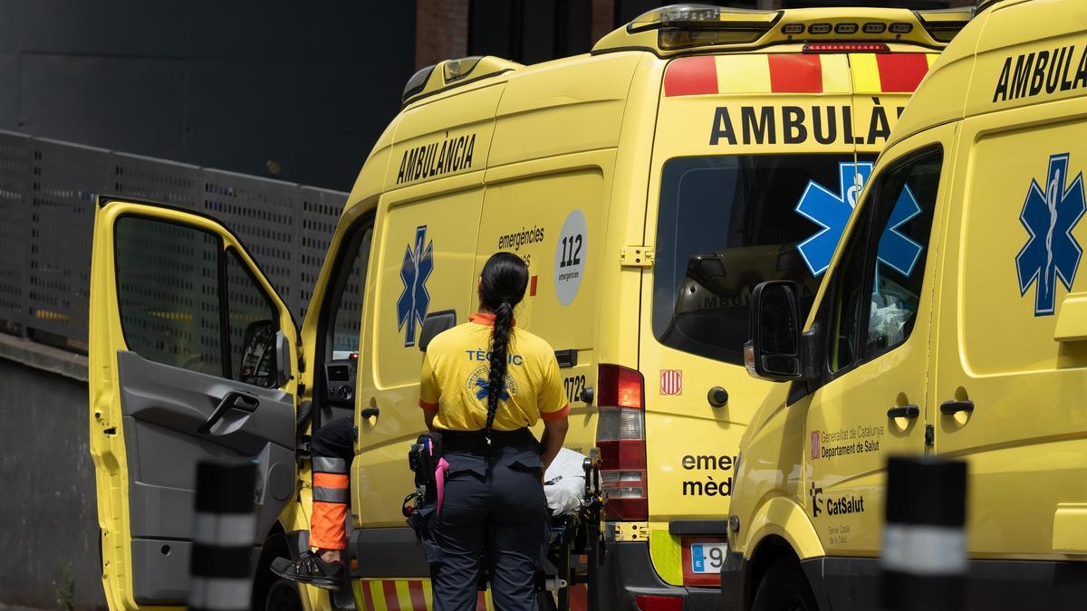 Unos sanitarios trabajan en una ambulancia, en Barcelona Unos sanitarios trabajan en una ambulancia, en Barcelona