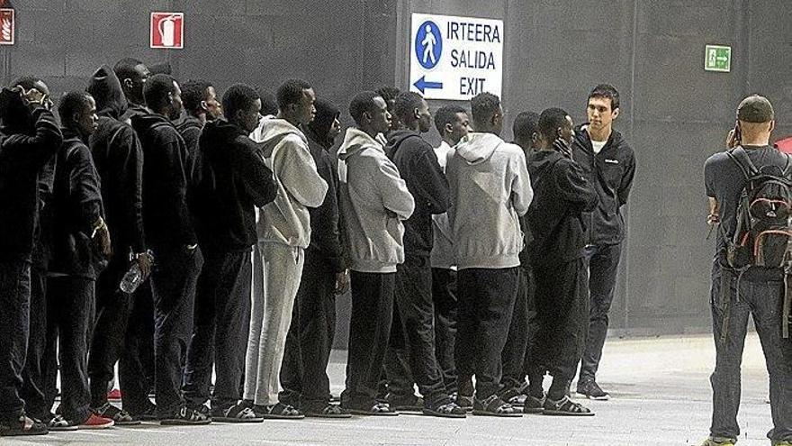 El grupo de personas de origen subsahariano localizado en junio en la estación de autobuses de Donostia.