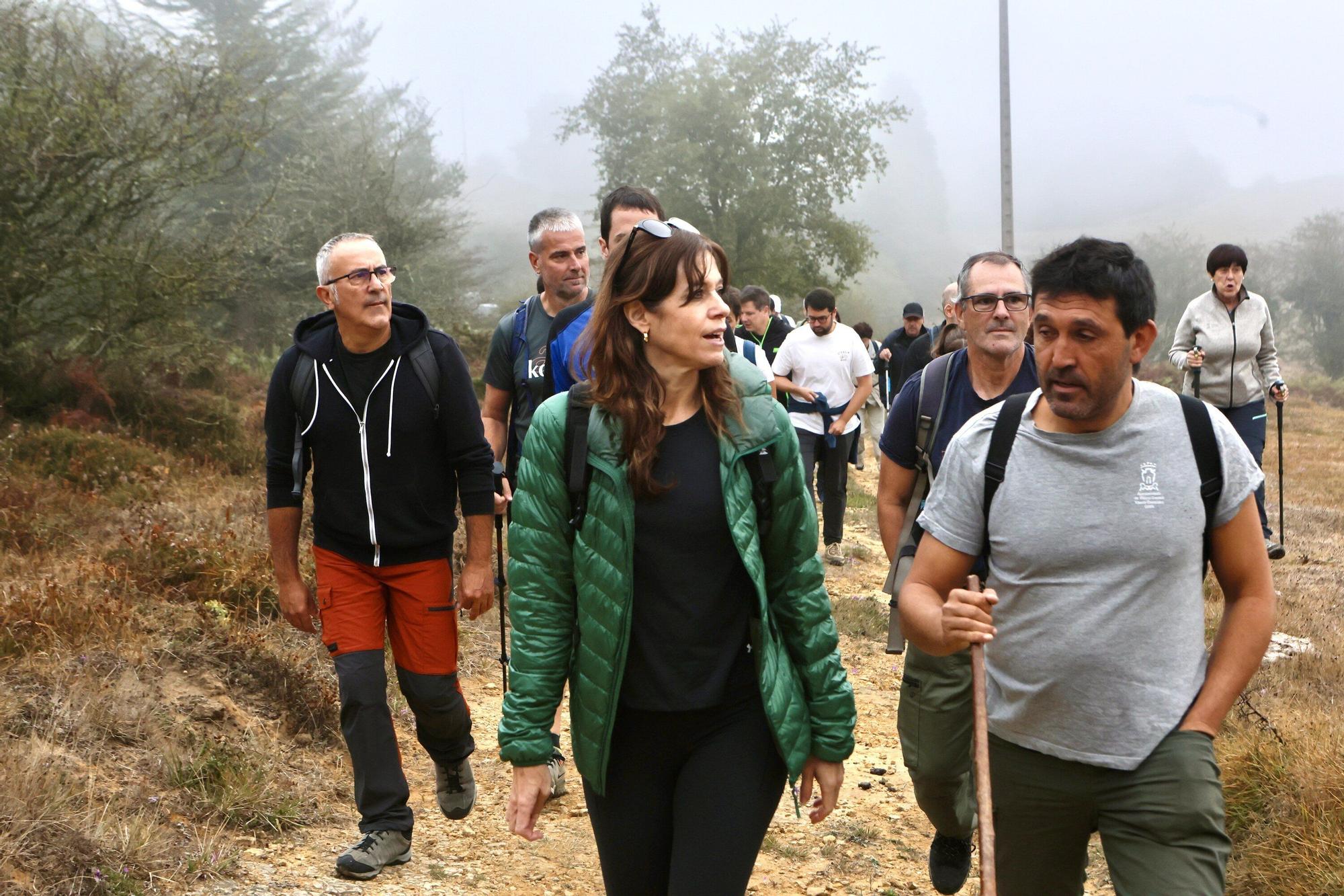 En imágenes: La corporación municipal recorre los mojones en el Día de Olarizu