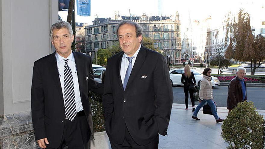 El presidente de la UEFA, Michel Platini, (d) junto al presidente de la Real Federación Española de Fútbol, Ángel María Villar (i), en Bilbao.