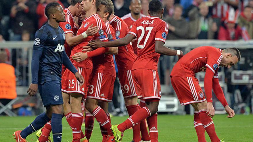 El jugador del Bayern Múnich Thomas Muller (i) celebra un gol con sus compañeros ante el Manchester United.