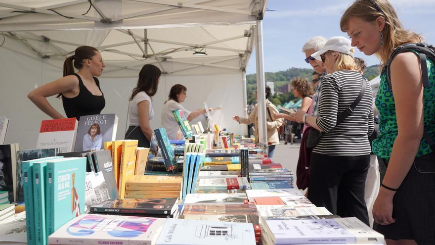 Bilbao se niega a pasar página en el Día del Libro: “Siempre preferiré leer en papel”