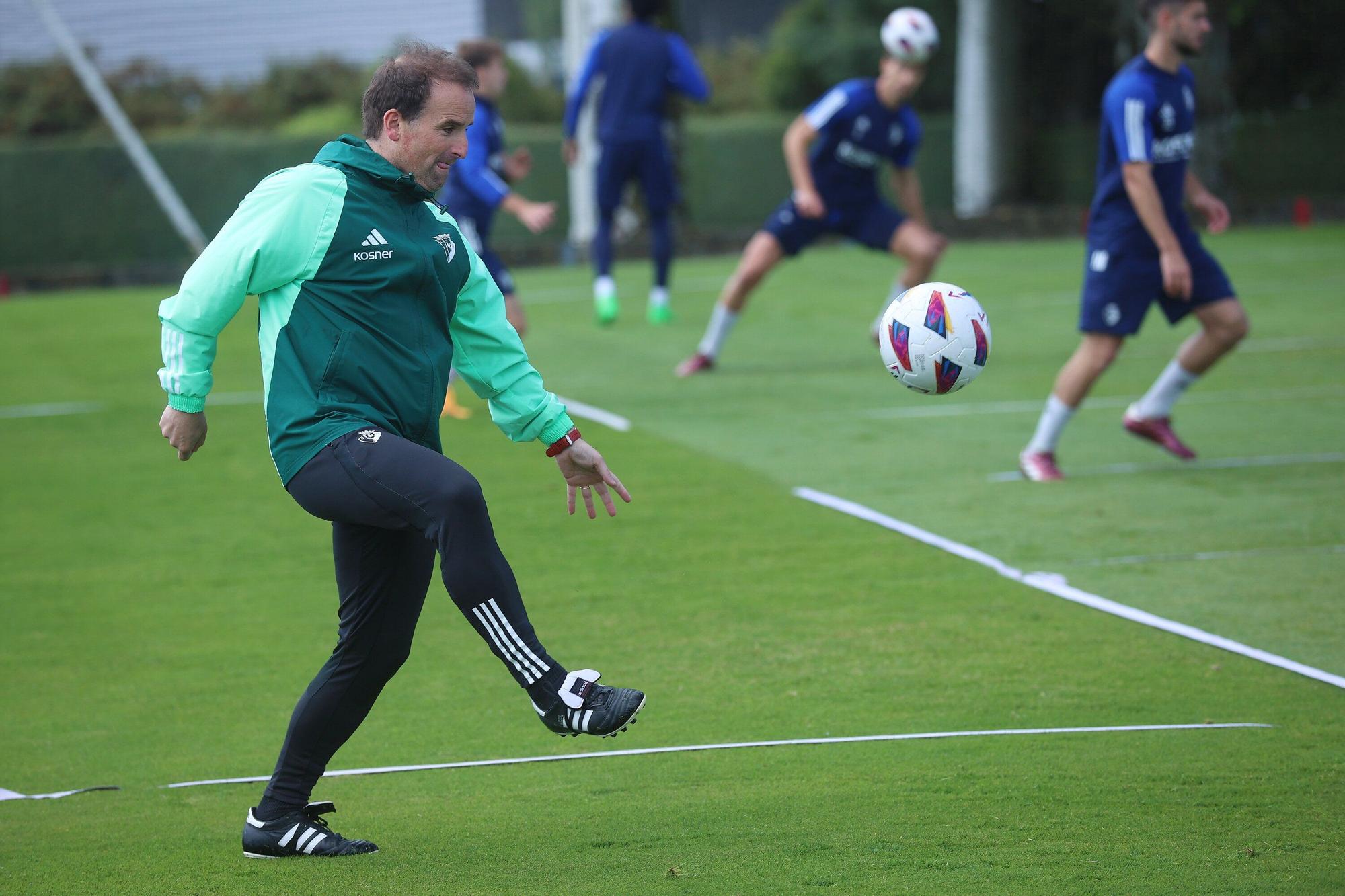 Jagoba Arrasate, 'uno más' en el ejercicio de fútbol - tenis en Tajonar