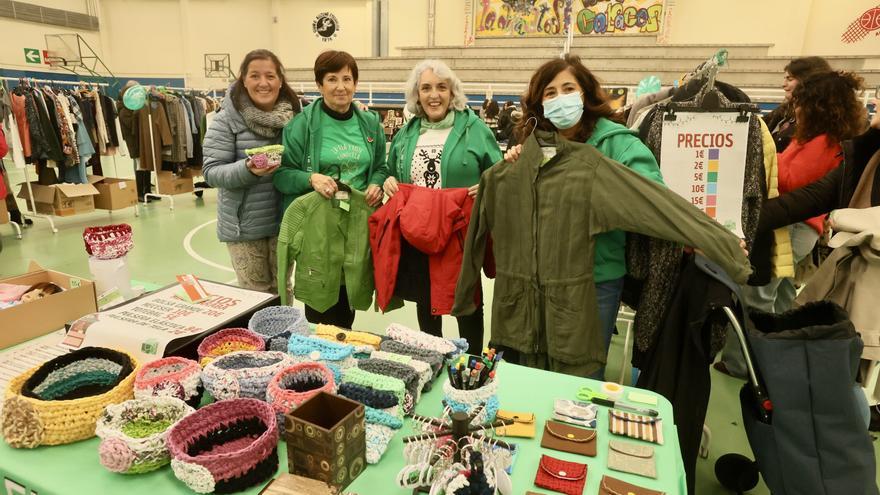 En imágenes: Mercadillo navideño en Vitoria a favor de la asociación Adela Araba