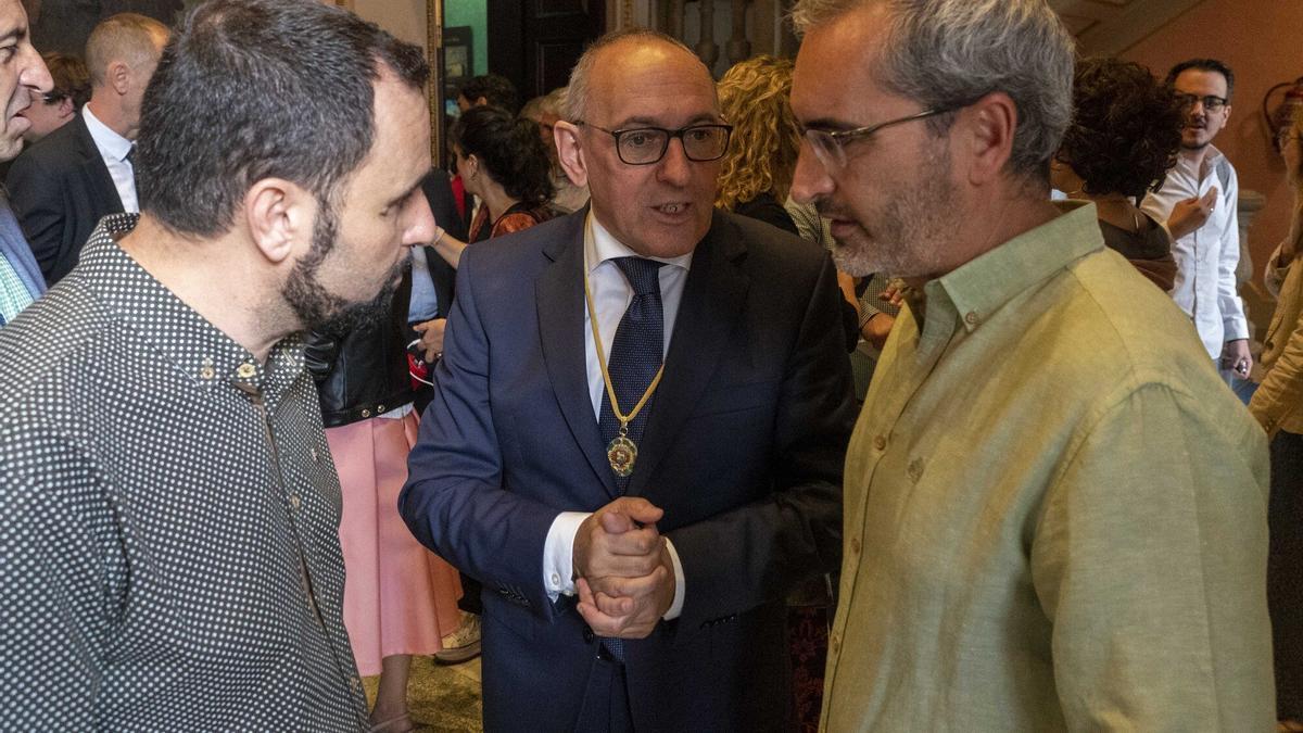 José Damián García-Moreno y David Rodríguez charlan con el diputado general, Ramiro González.