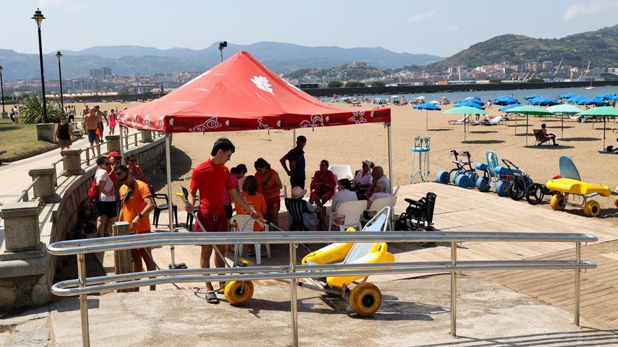 Las playas de Ereaga, La Arena y Astondo son las preferidas para los baños asistidos