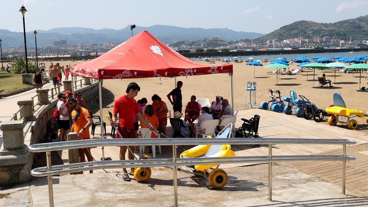 Personal del servicio de baño asistido en la playa de Ereaga, la favorita año tras año para los usuarios del mismo.