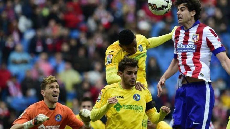 El Atlético resuelve a balón parado