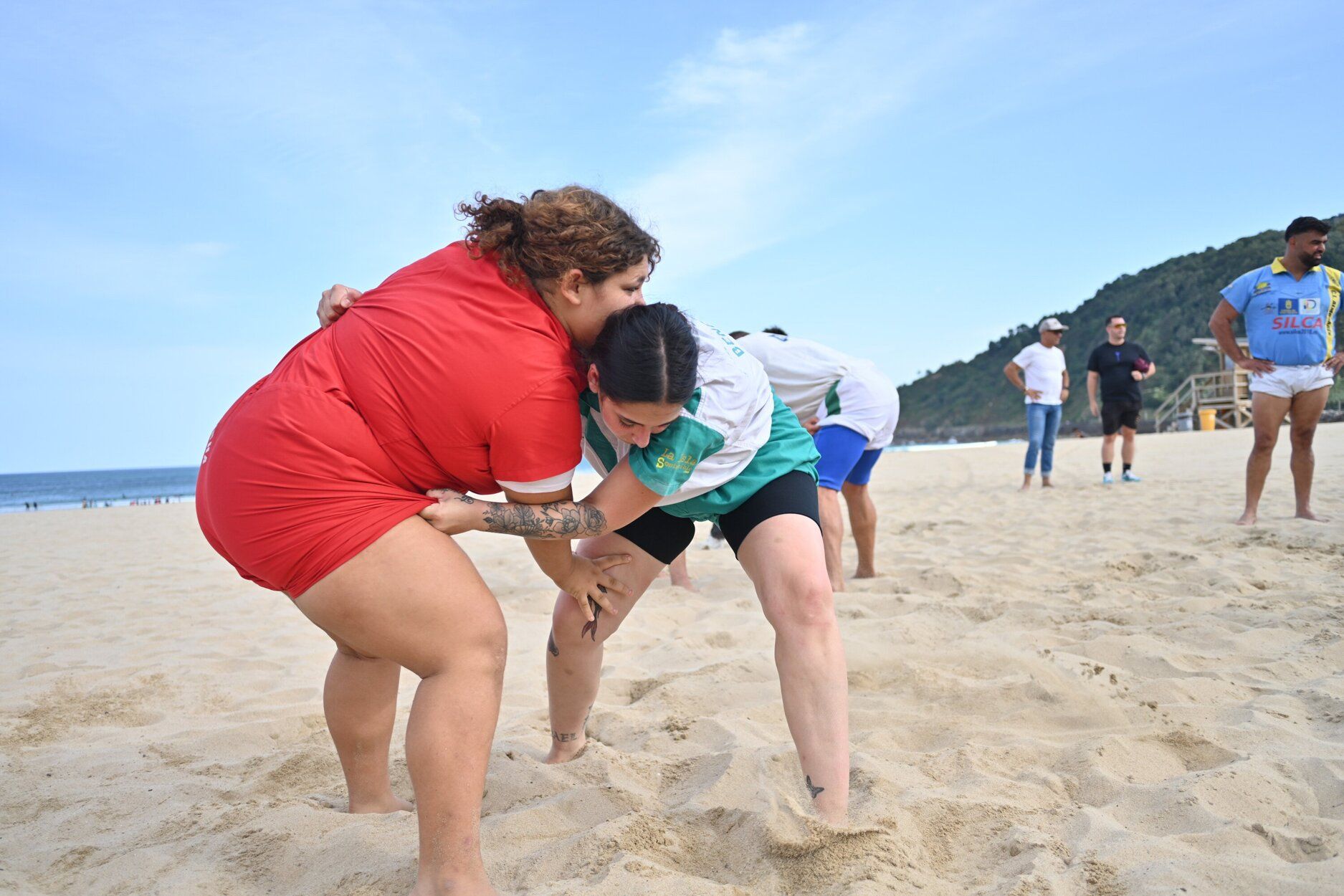 Espectacular exhibición de lucha canaria en la playa de la Zurriola