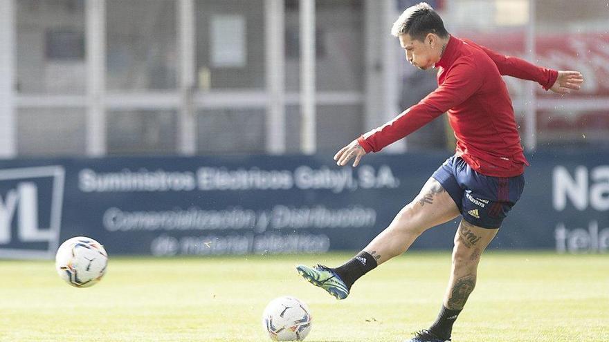 El Chimy Ávila golpea un balón durante un entrenamiento en Tajonar
