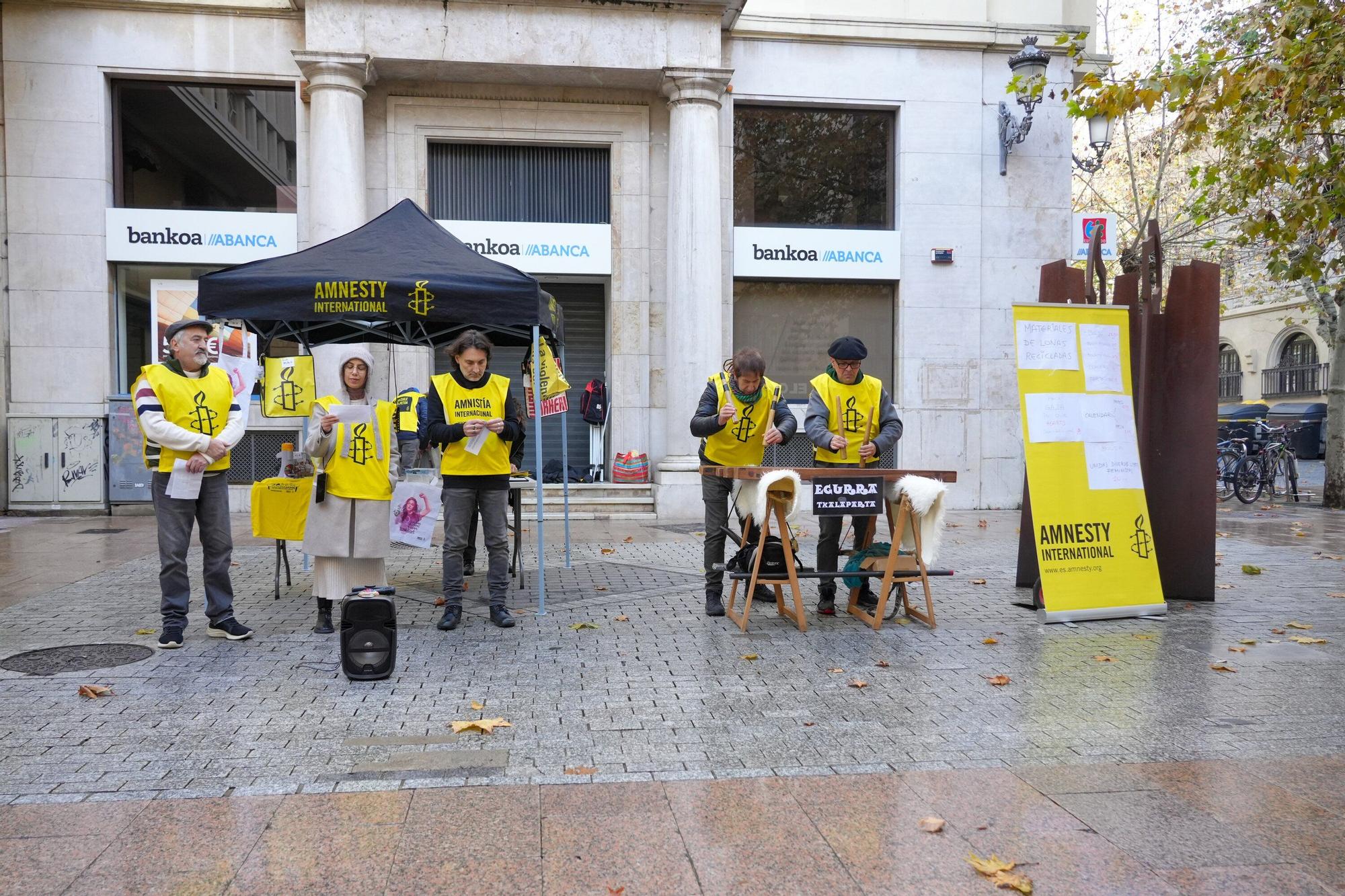 En imágenes: Concentración sobre la pena de muerte en la plaza de correos en Vitoria