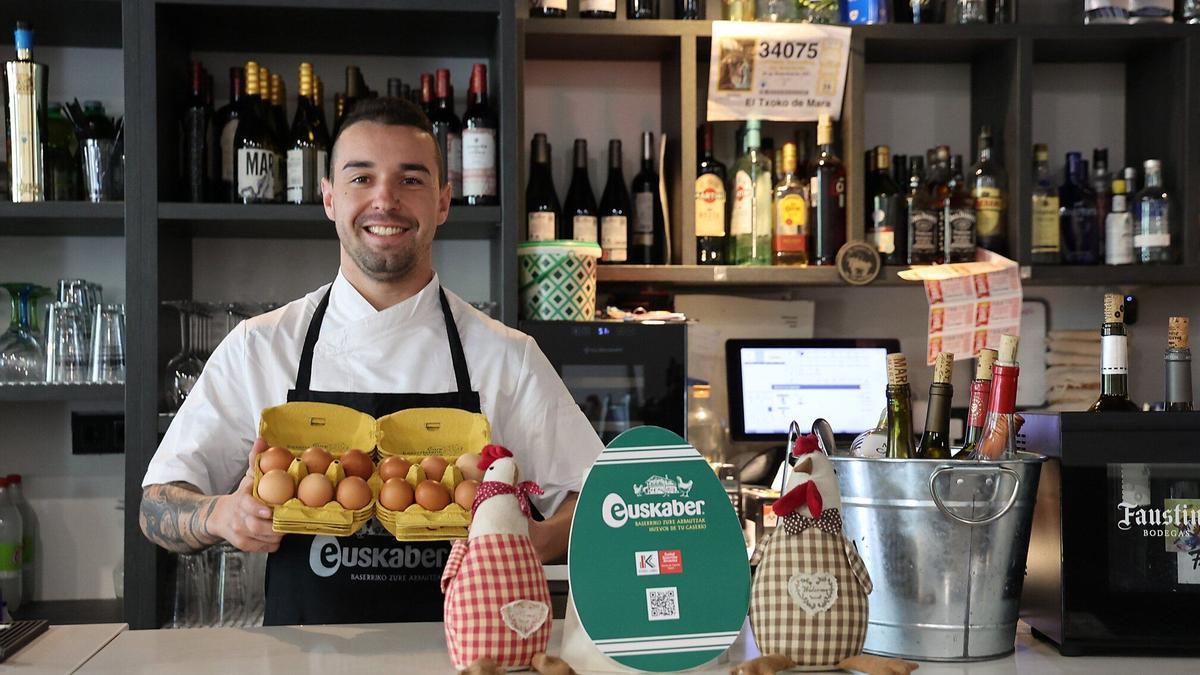 El propietario del Txoko de Mara, Odón Elorza Escudero, muestra los huevos Euskaber, uno de los secretos de su famosa tortilla de patata