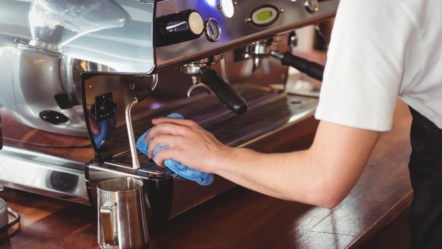 Suspenden de empleo y sueldo a una camarera por lo que dice una reseña de Google