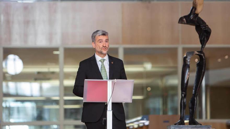 El rector se dirige a la audiencia explicando el Plan de Vinculación.