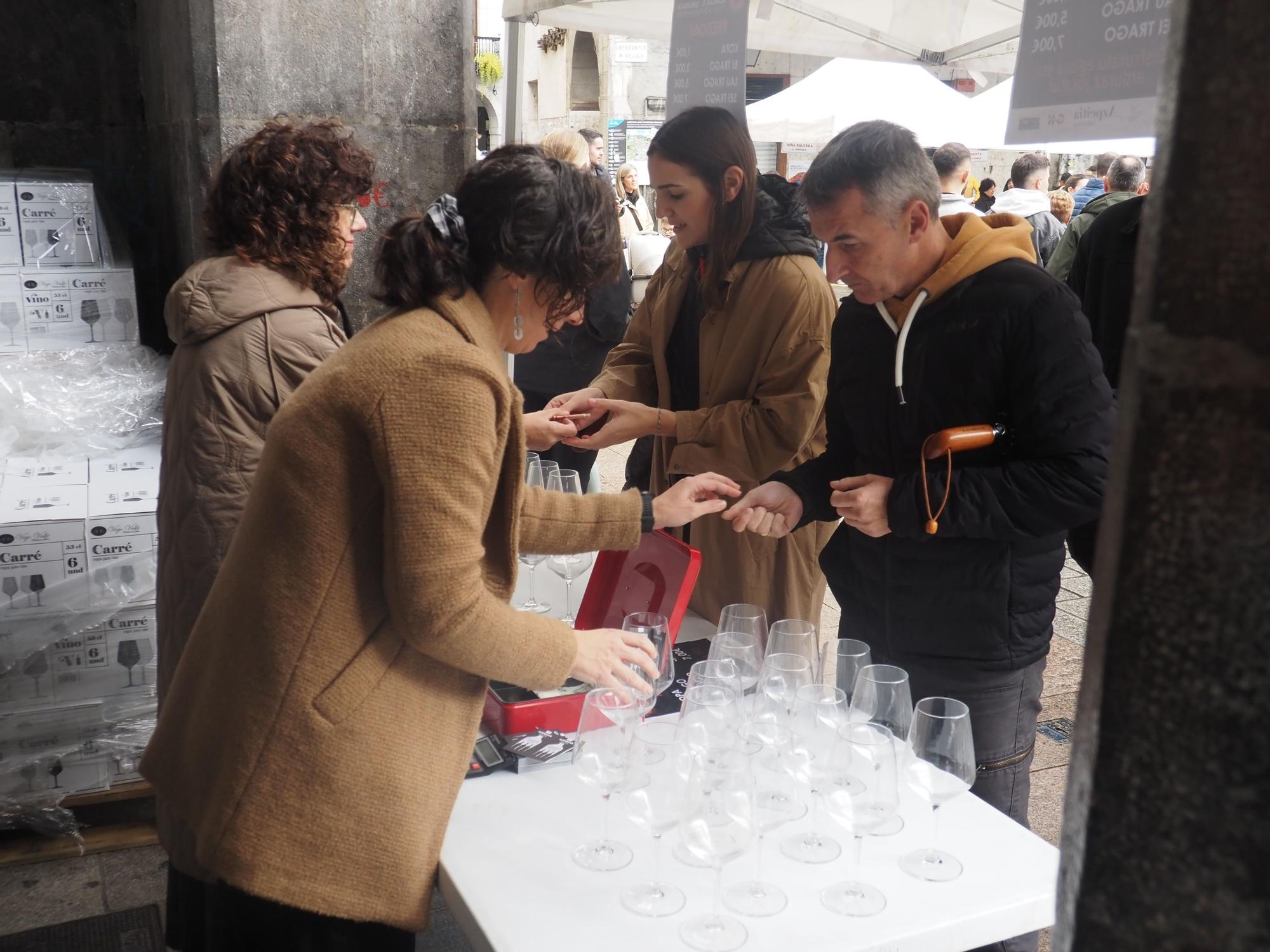Vino y chorizo, fórmula imbatible contra el mal tiempo en Azpeitia
