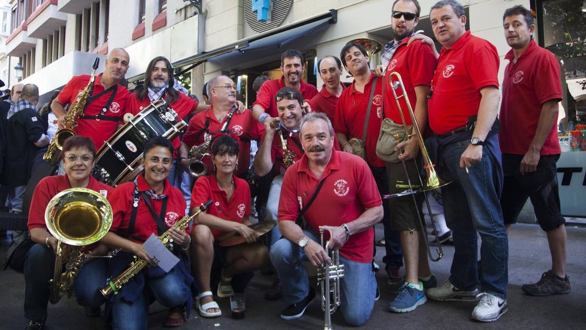 Miembros de la fanfarre Biotzatarrak en las fiestas del año 2015.