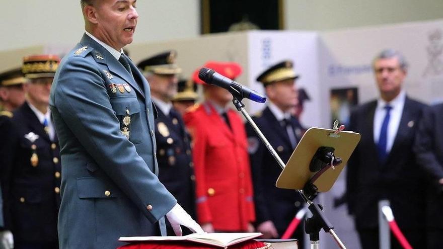 El coronel José Santiago Martín Gómez jura su cargo ayer en Pamplona.