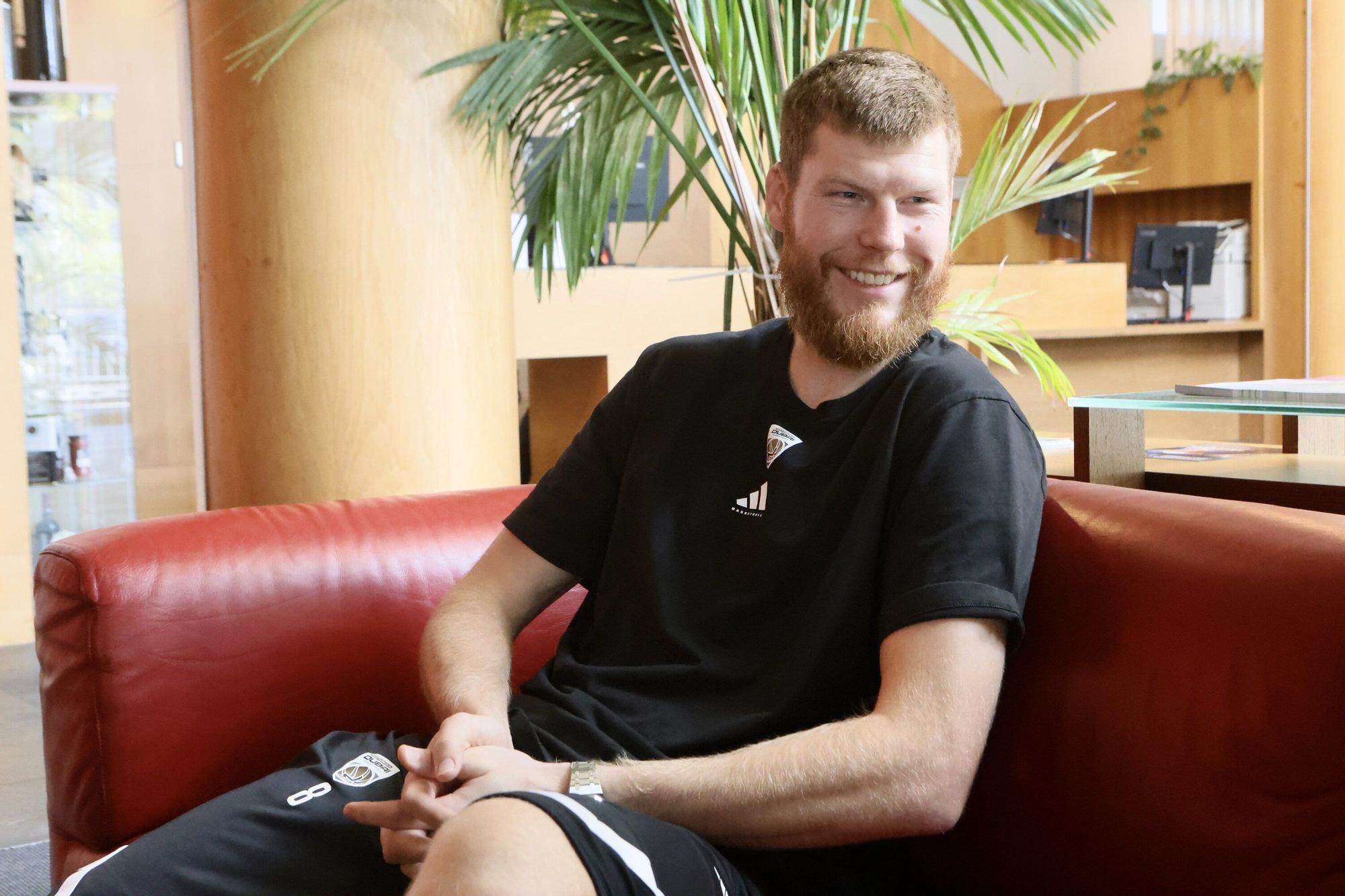 Davis Bertans durante su entrevista con Diario Noticias de Álava en el Gran Hotel Lakua