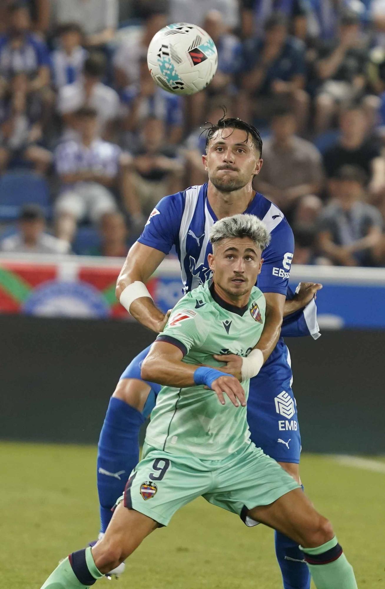 En imágenes: Así está siendo el debut liguero del Alavés contra el Levante