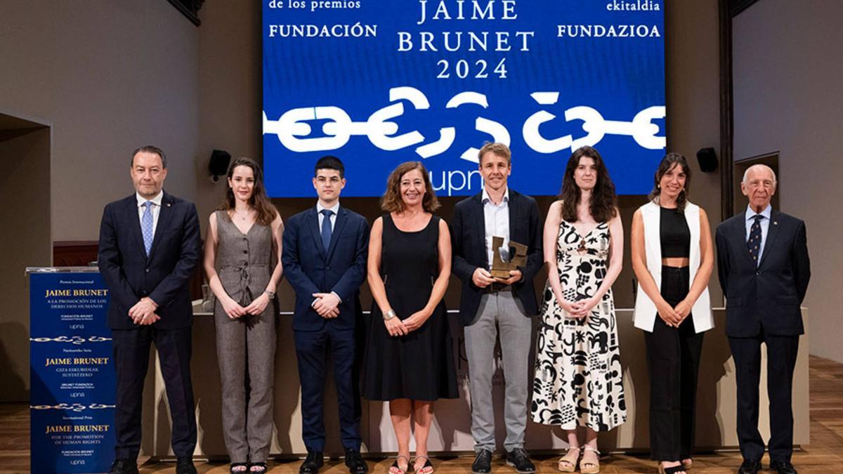 Premiados y premiadas y autoridades.
