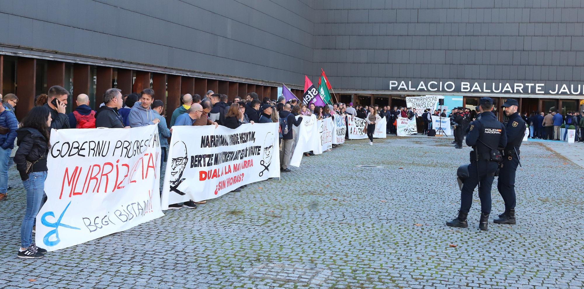 FOTOS | Momentos de tensión en la concentración de docentes de FP ante el Foro del Baluarte