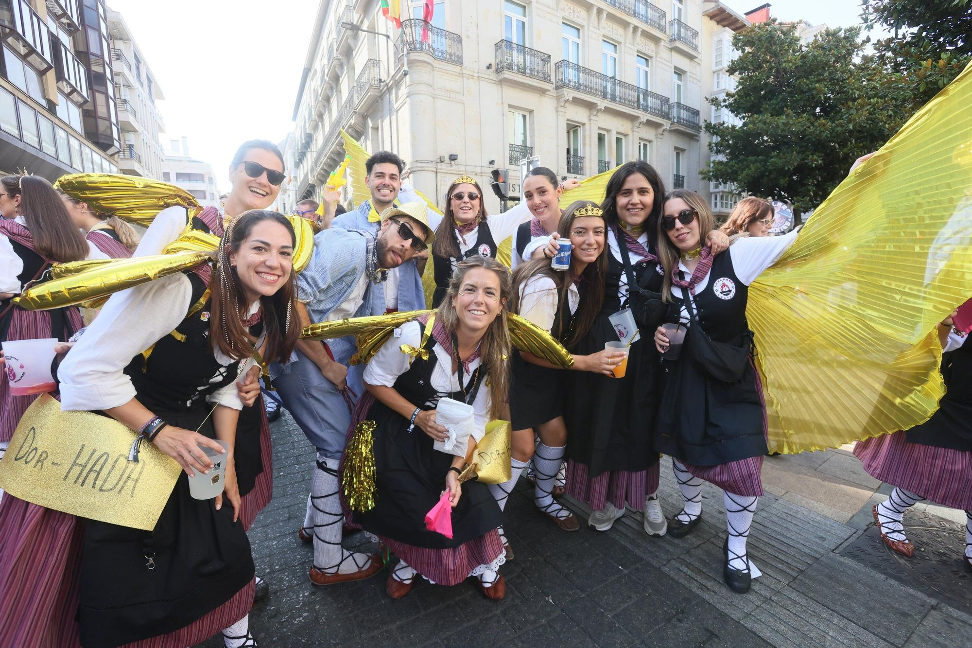 En imágenes: Blusas y neskas desfilan en el segundo paseíllo
