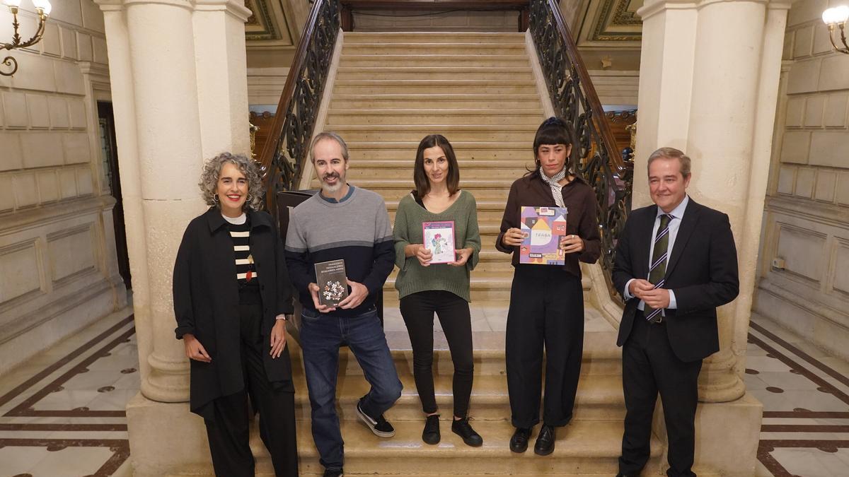 Unai Elorriaga, Karmele Mitxelena y Maite Rosende, Premios Euskadi de Literatura 2025 junto a Ibone Begoetxea y Andoni Iturbe.