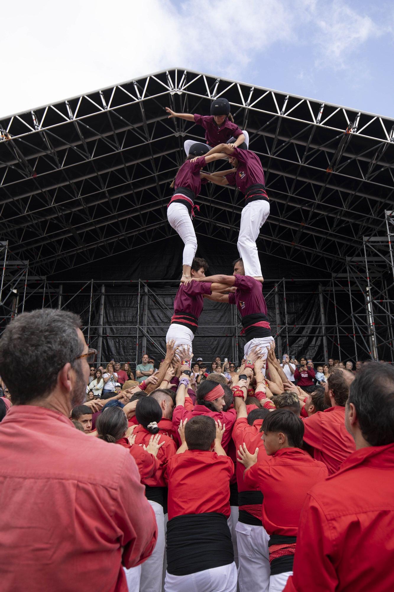 En imágenes: La Plaza Nueva de Vitoria acoge una gran Diada Castellera