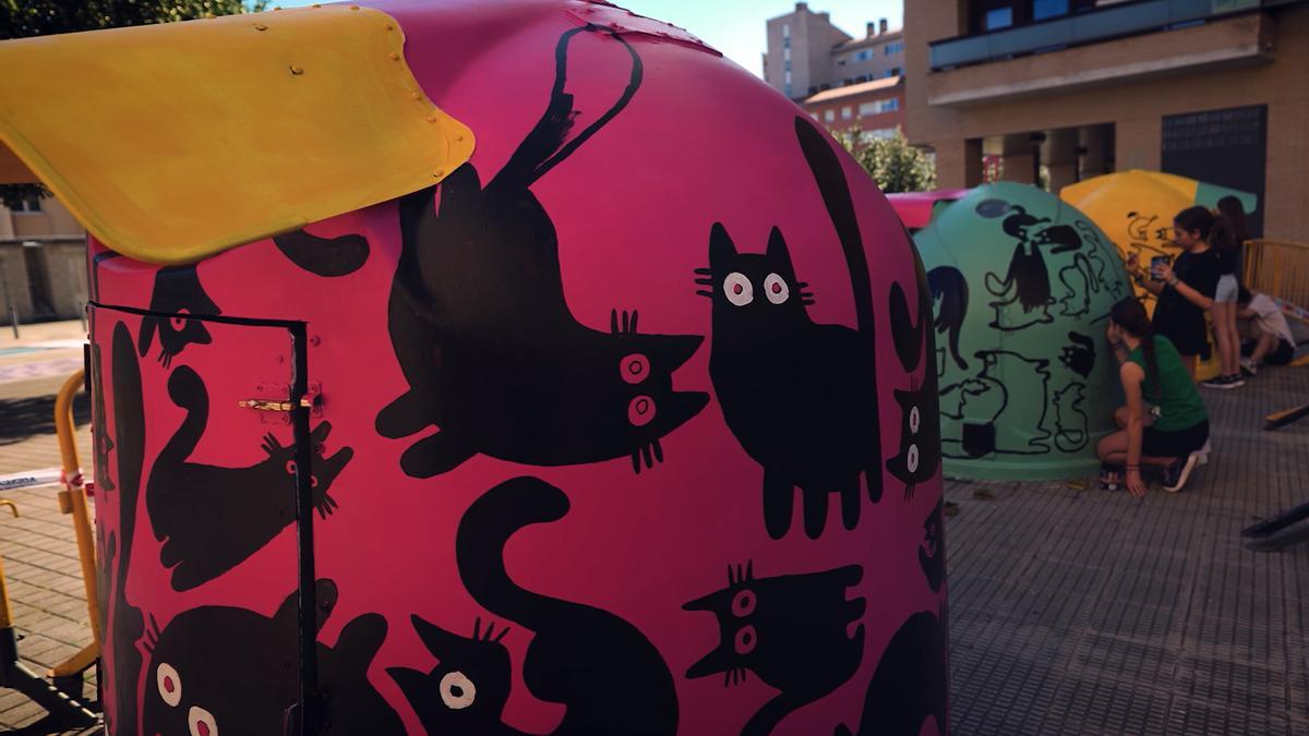 Los contenedores de acogida de gatos en Etxabakoitz.