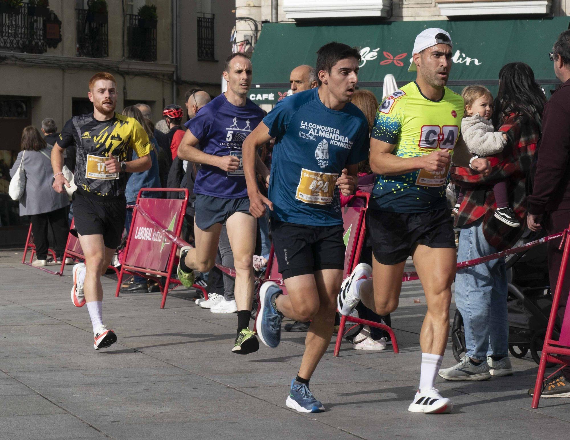 En imágenes: Un millar de corredores atraviesan la almendra