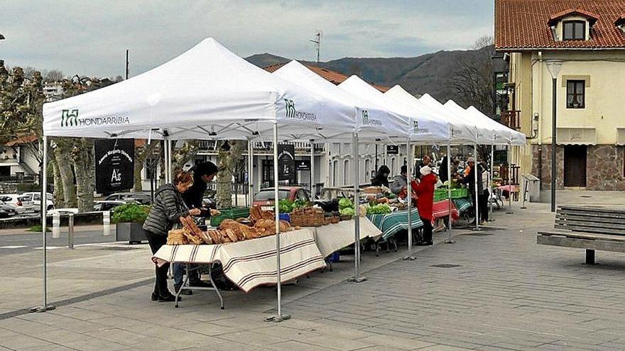 El mercado de la plaza Damarri de Hondarribia. Foto: N.G.