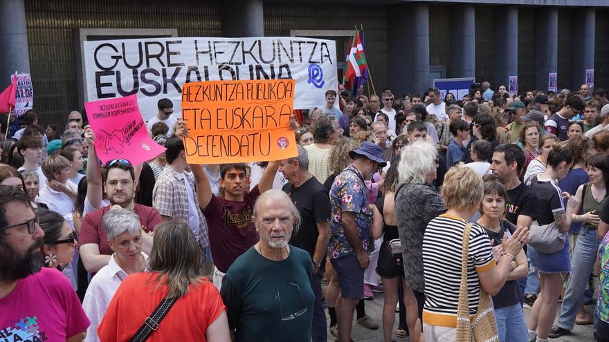 Cientos de personas se concentran en Bilbao para defender el euskera ante la polémica de la PAU