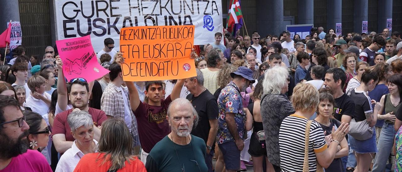 En imágenes: Cientos de personas se concentran en Bilbao para defender el euskera ante la polémica PAU