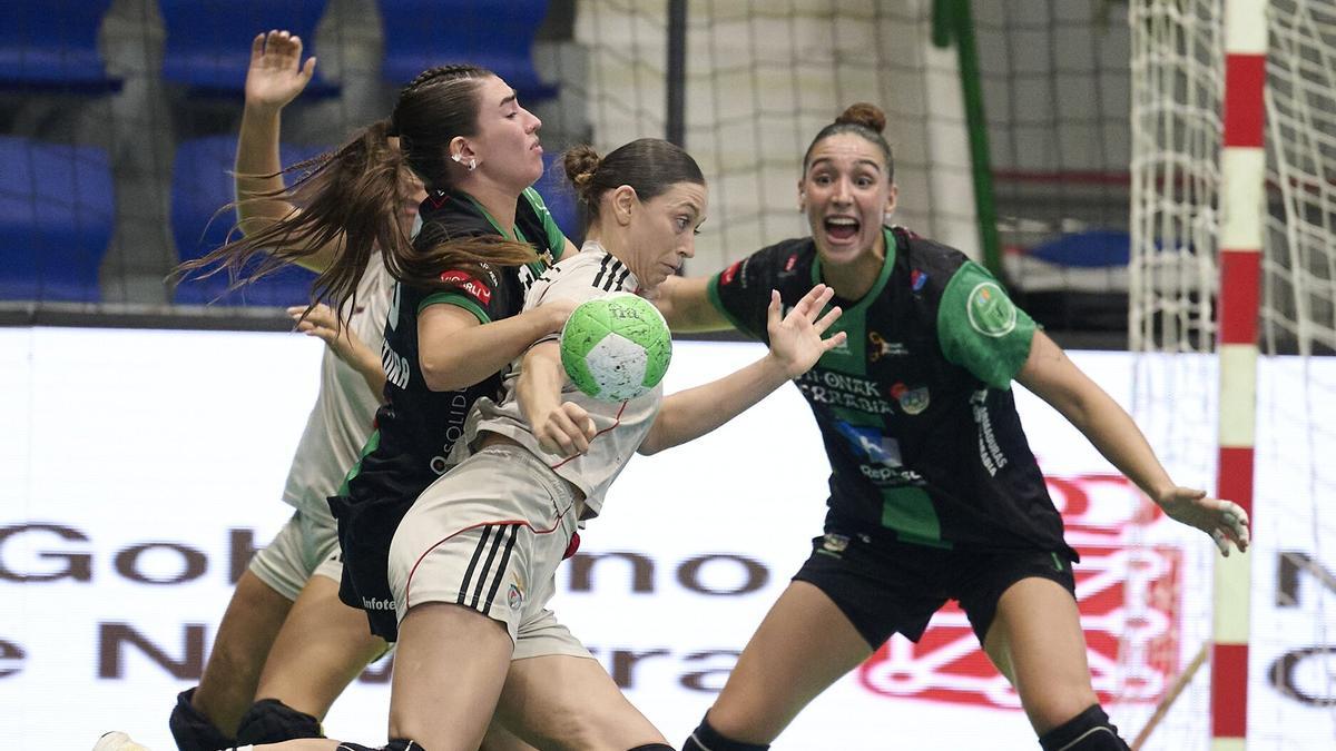 Elsa Ventura (i), en una acción defensiva ante el Benfica en la Supercopa. A la derecha, Almudena Gutiérrez. Elsa Ventura (i), en una acción defensiva ante el Benfica en la Supercopa. A la derecha, Almudena Gutiérrez.