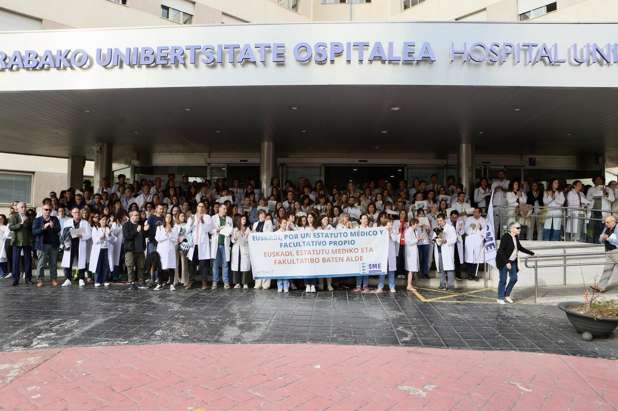 En imágenes: Médicos en huelga exigen un estatuto marco propio en Txagorritxu
