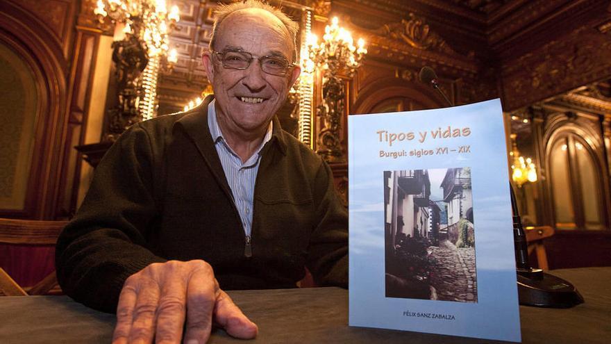 Félix Sanz posa con su libro en el Casino Principal de Pamplona.