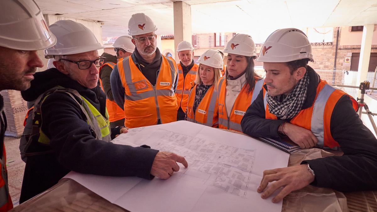 La consejera Alfaro en la visita a la obra.