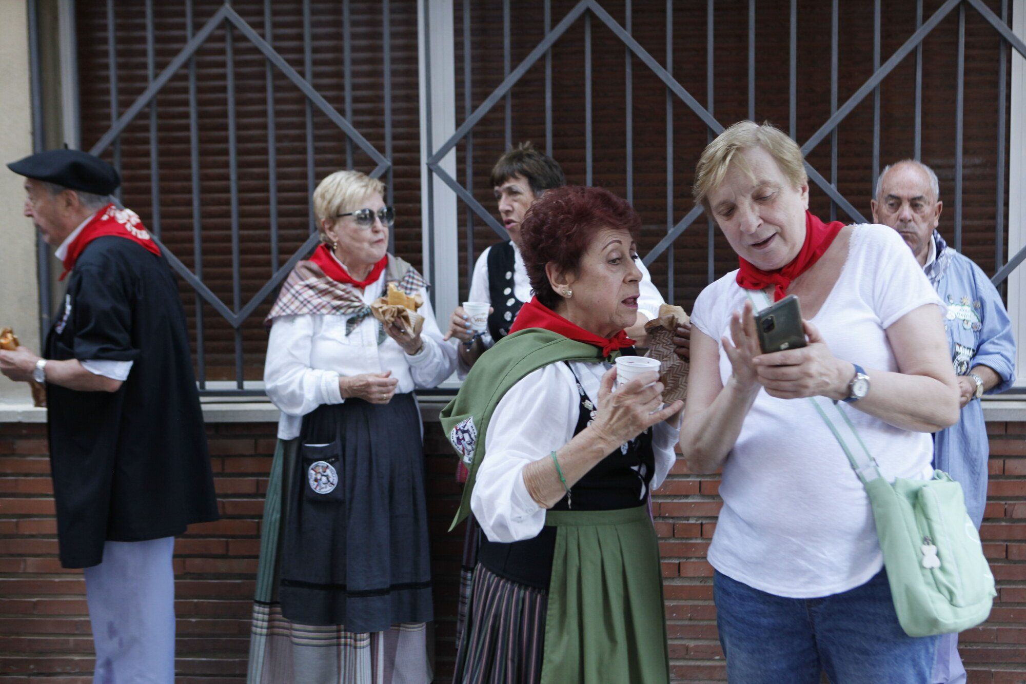 Los blusas y neskas veteranos ya disfrutan de su día en La Blanca