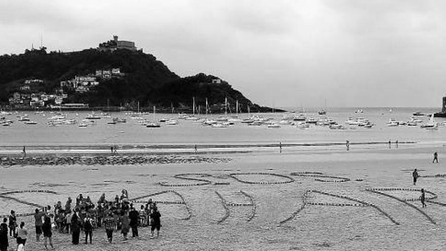 Un &#039;SOS Sahara&#039; de arena reivindica en Donostia la independencia del pueblo saharaui