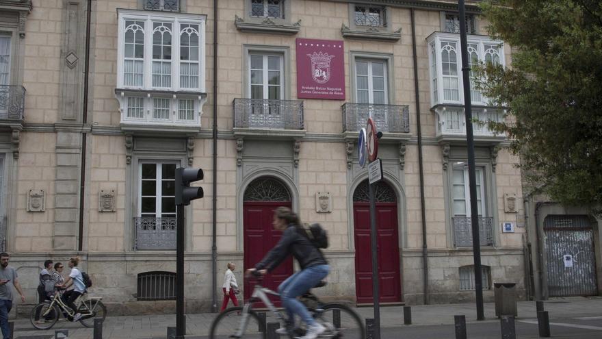 Las Juntas Generales de Álava homenajearán a todas las mujeres junteras de la democracia.