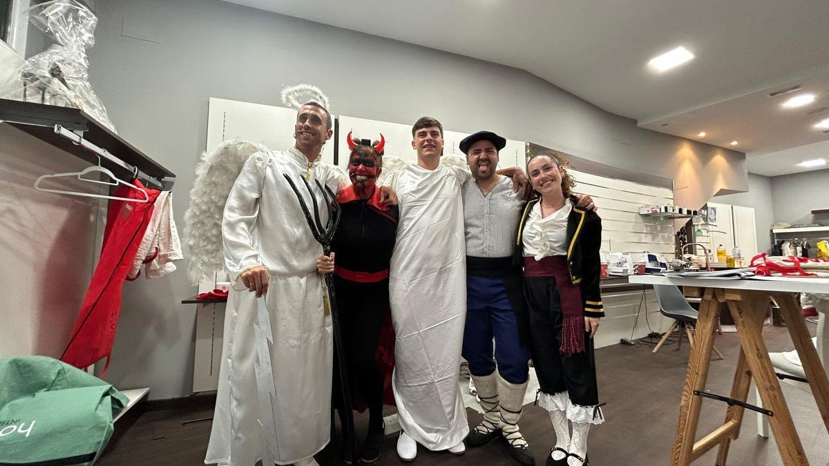 Los personajes que protagonizan el Paloteado de Murchante, poco antes de salir a escena.