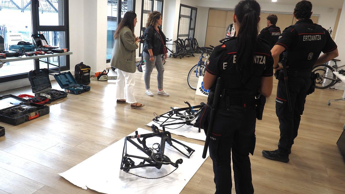Agentes de la Ertzaintza, en la exposición de objetos robados que se llevó a cabo en Errebal el pasado mes de octubre