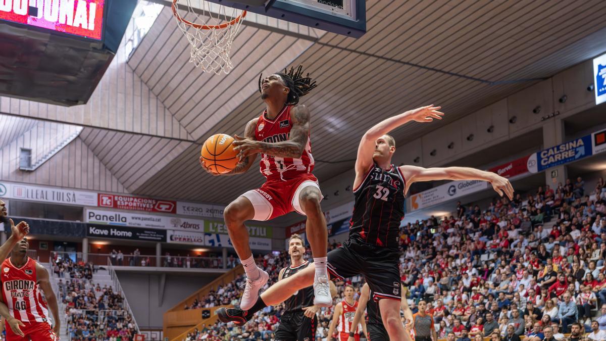 Tryggvi Hlinason intenta obstaculizar una penetración a canasta de Nike Sibande.