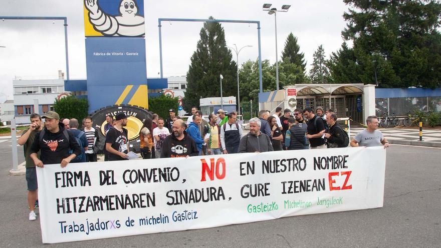 Los trabajadores de Michelin en Vitoria se manifiestan contra el convenio