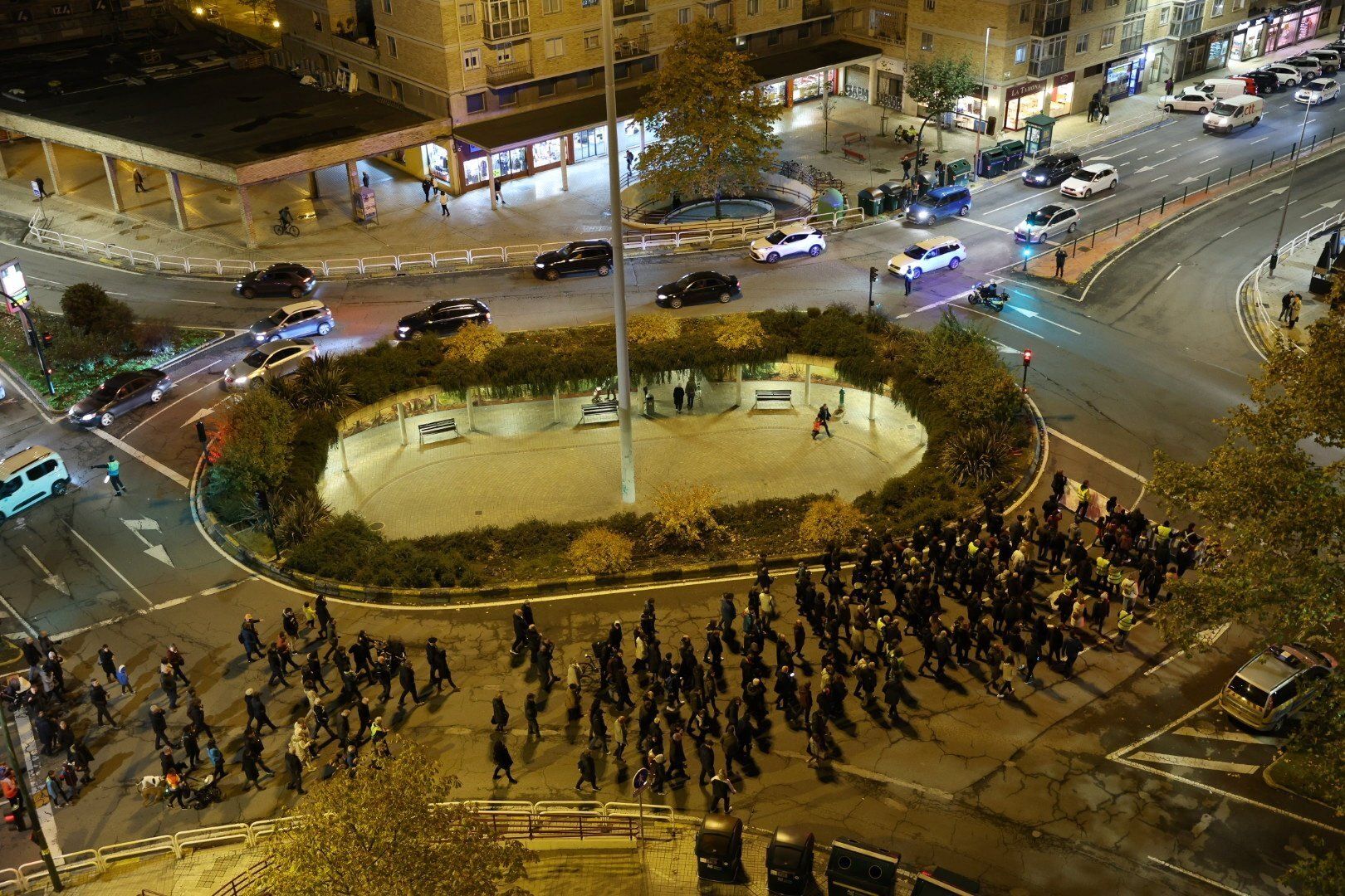 Manifestación vecinal por el soterramiento del tráfico en San Jorge, en la rotonda.