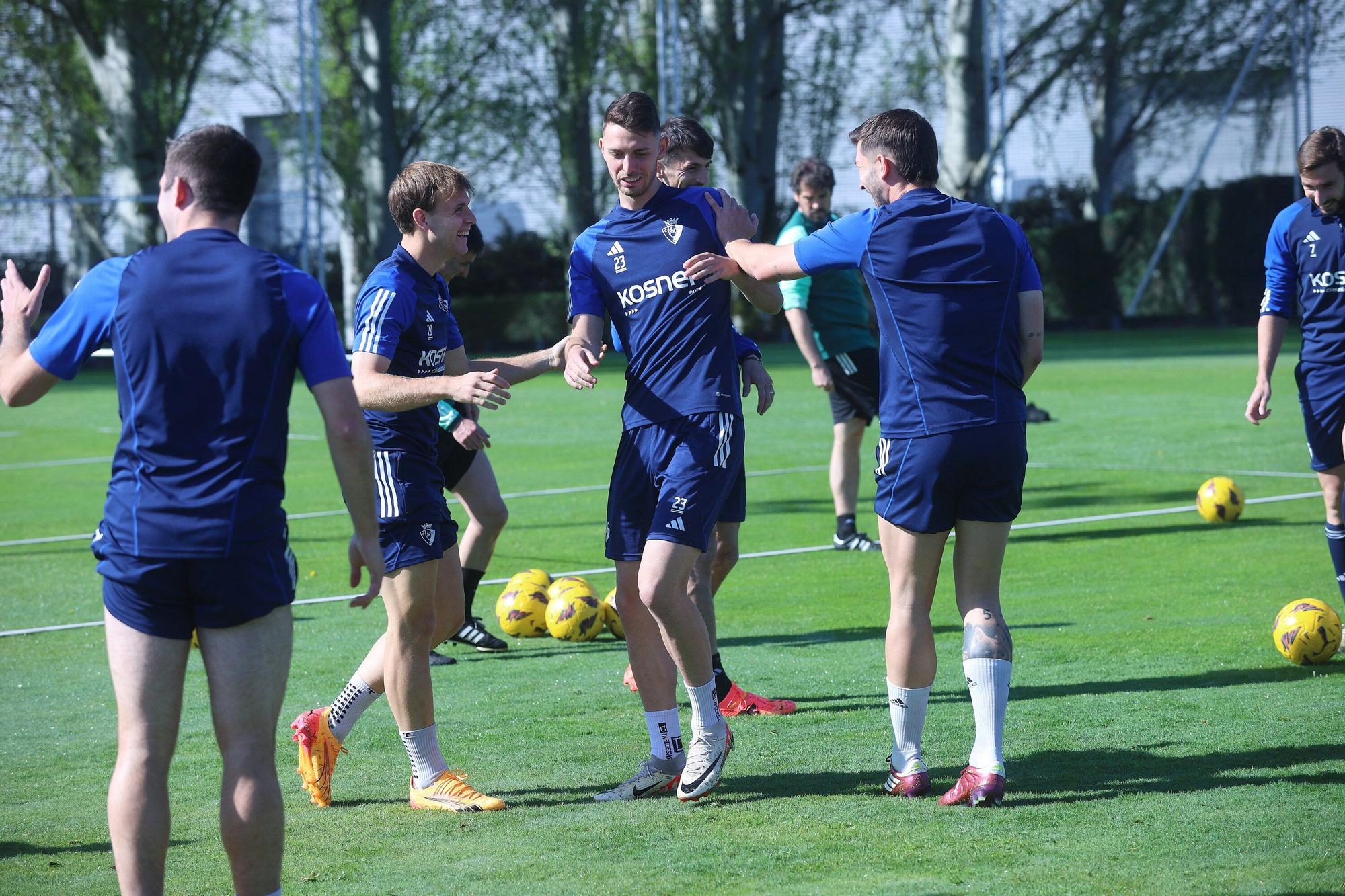 Osasuna se prepara para el Valencia: radiantes sonrisas en una calurosa mañana en Tajonar