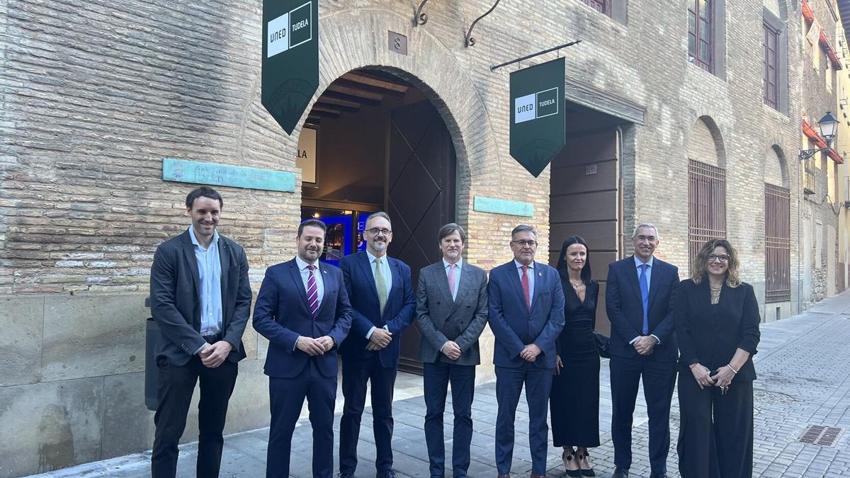 Autoridades asistentes a la ceremonia a la entrada del centro.