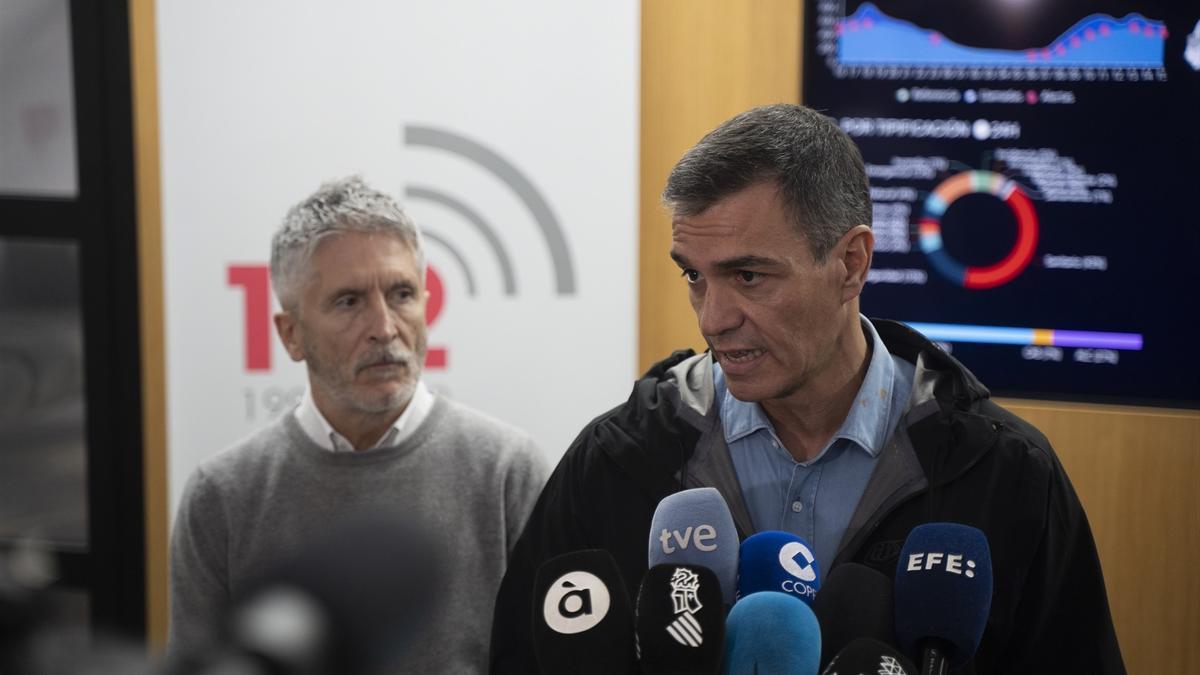 Pedro Sánchez y el ministro del Interior, Fernando Grande-Marlaska, durante su visita al centro del 112, 3 de noviembre de 2024.