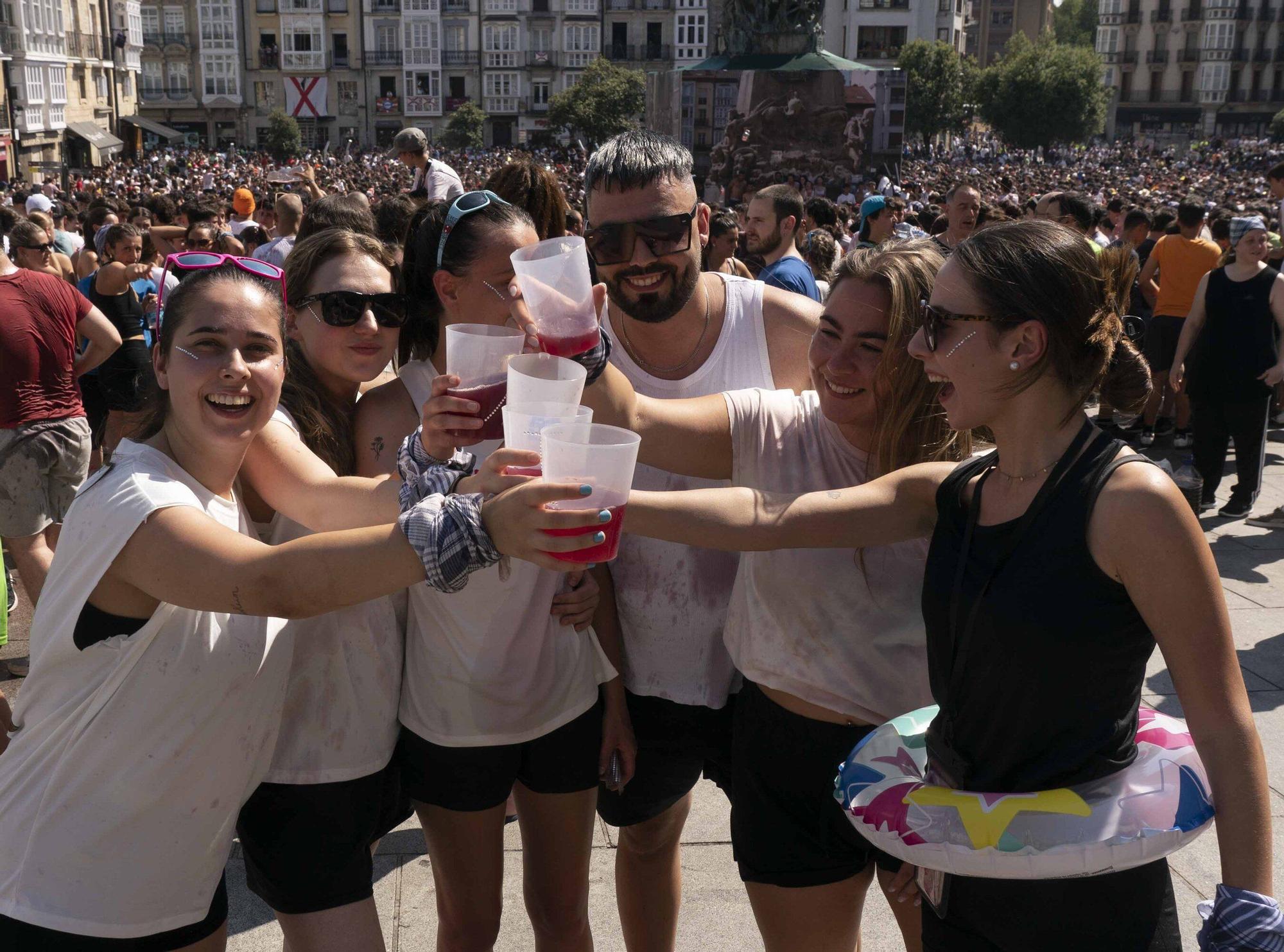 En imágenes: Vitoria sale a la calle a celebrar La Blanca tras el txupinazo