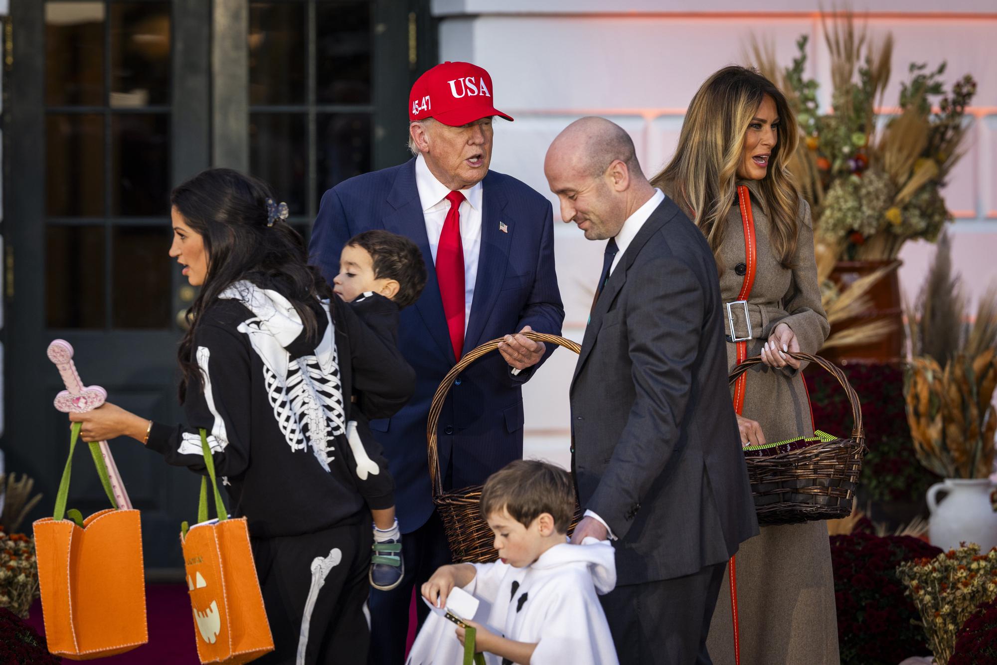 Melania y Trump se rinden ante Halloween: dulces, niños y calabazas en la Casa Blanca